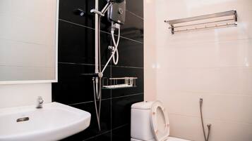 Habitación superior | Baño | Regadera, amenidades de baño gratuitas, toallas, jabón