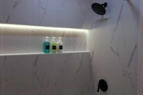 SĂšche-cheveux, serviettes fournies, savon, papier toilette
