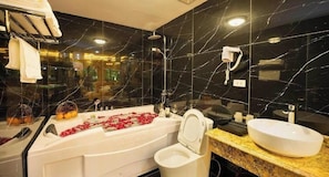Combined shower/bathtub, free toiletries, slippers, towels - King's hotel Nguyen Thi Dinh (Yên Hoà)