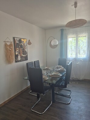 Dining - Spacious apartment, 3 bedrooms, ocean view, Solenzara, beach within walking distance (Sari-Solenzara)