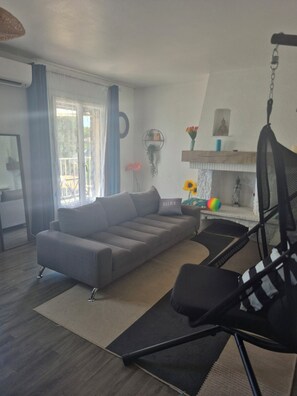 Living area - Spacious apartment, 3 bedrooms, ocean view, Solenzara, beach within walking distance (Sari-Solenzara)