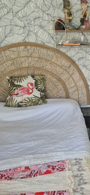 3 bedrooms, iron/ironing board, bed sheets - Spacious apartment, 3 bedrooms, ocean view, Solenzara, beach within walking distance (Sari-Solenzara)