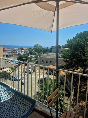 Property grounds - Spacious apartment, 3 bedrooms, ocean view, Solenzara, beach within walking distance (Sari-Solenzara)