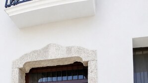 A double wooden door with a stone frame, a small window above it, and a stone-paved ground. - B&B Sotto il Figliolo - The perfect starting point for exploring the Alburni Mountains (Petina)