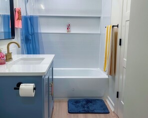 Towels - Designer's Home • EV Charger • Family-Friendly 3BR/3BA in Gordon Square (Cleveland)