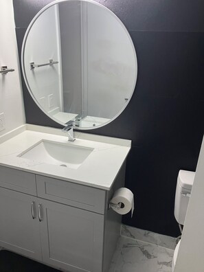 Bathroom - Charming 1-bedroom apartment with AC in lively Hollywood (Hollywood)