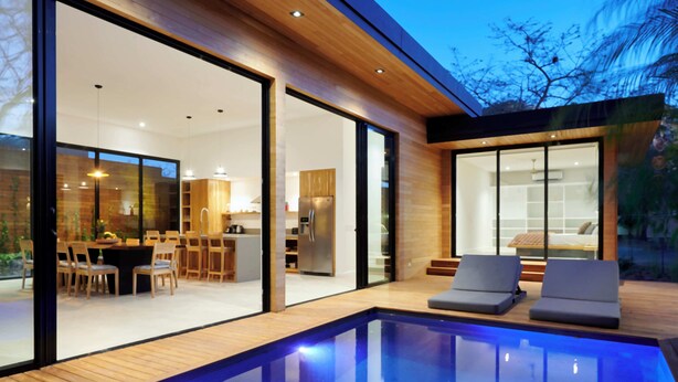 A modern house with a pool, dining area, and kitchen. - Spacious 4-bedroom house with AC in marvelous Playa Langosta (Playa Langosta)