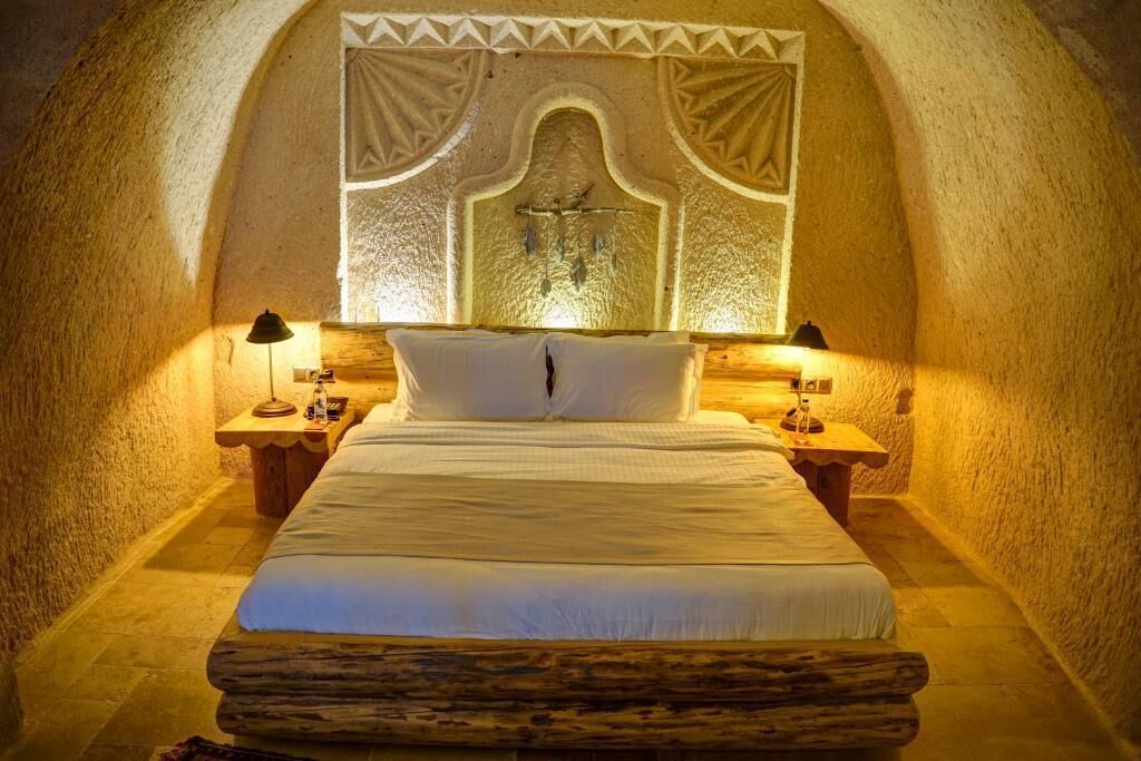 Superior Suite, Balcony, City View | Egyptian cotton sheets, premium bedding, minibar, in-room safe