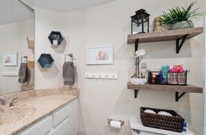 Sèche-cheveux, serviettes fournies, savon, papier toilette