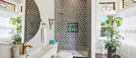 Condo, Plusieurs lits, cuisine (The Bavarian Inn Suites) | Salle de bain | Serviettes fournies