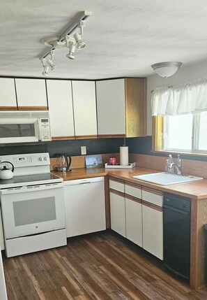 Private kitchen - 3 bedroom home on Panther Pond (Raymond)