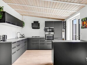 Geladeira, micro-ondas, lava-louças