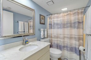 Bathroom - 2nd Floor Corner Unit Condo with 3BR, 2BA in beautiful Orange Beach! (Orange Beach)