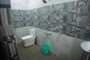 Separate bathtub and shower, free toiletries, slippers, towels - Hotel Asha Palace By Basotel  (Deoghar)