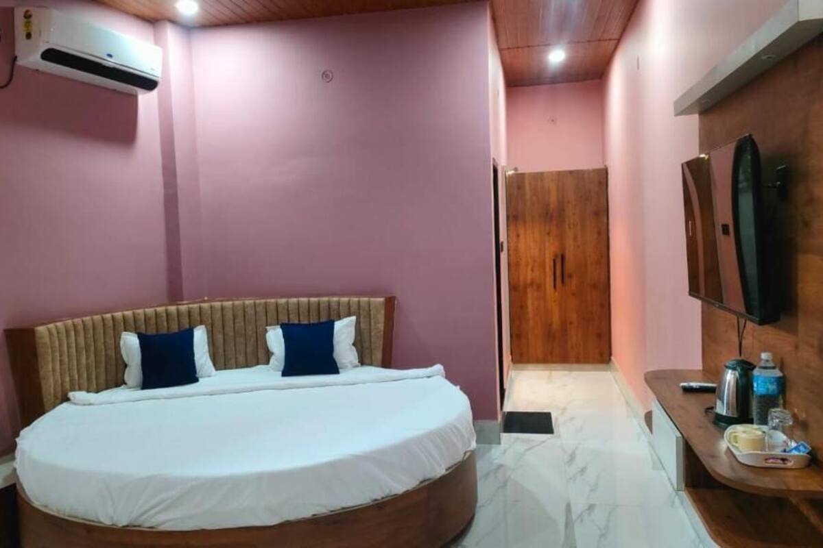 Junior Studio | Meja, ruang kerja komputer riba, kalis bunyi, Wi-fi percuma 