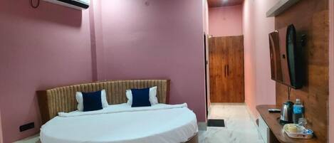 Junior Studio | Desk, laptop workspace, soundproofing, WiFi (free)