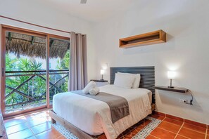 Iron/ironing board, WiFi, bed sheets - Beautiful 4-bedroom Villa with Private Pool close to Hotel Zone (Cancún)