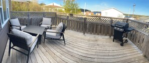 Outdoor dining - 3-bedroom house in  Trinity -centerville-wareham -Trinity  with cool AC breeze (Trinity)