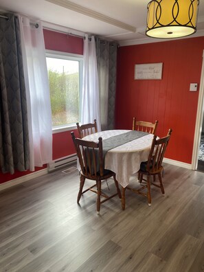 Dining - 3-bedroom house in  Trinity -centerville-wareham -Trinity  with cool AC breeze (Trinity)