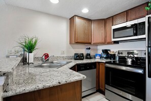 Private kitchen - Disney Area Resort Condo • Minutes from Disney World • Sleeps 4 (Kissimmee)