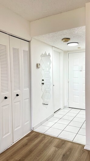 Interior - Cozy 1-bedroom apartment in adorable Lauderhill with AC (Lauderhill)