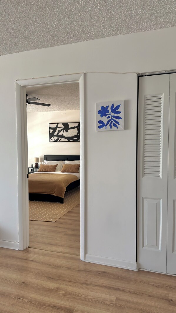 1 habitación, tabla de planchar con plancha, wifi gratis y ropa de cama