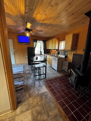 Private kitchen - Rustic Red Retreat (Talkeetna)