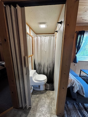 Room - Rustic Red Retreat (Talkeetna)