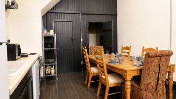 Apartment, 2 Bedrooms, Non Smoking | In-room dining