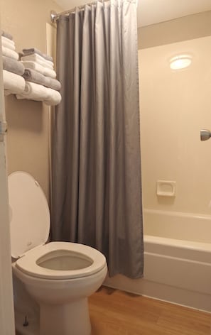 Haartrockner, Handtücher, Seife, Toilettenpapier