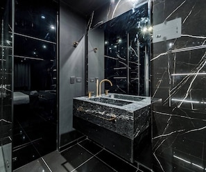 A modern bathroom with a marble sink, a large mirror, and a glass shower enclosure. - Aman 15br2 Pools Park Lleras Events Ok (Medellín)
