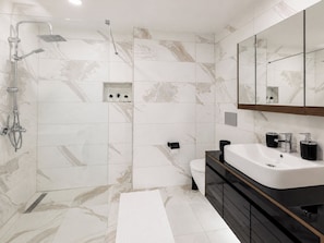 A modern bathroom with a shower, toilet, and vanity. - House Sleeps 7 With Air Conditioning (Istanbul)