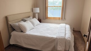 Tabla de planchar con plancha, acceso a internet y ropa de cama 