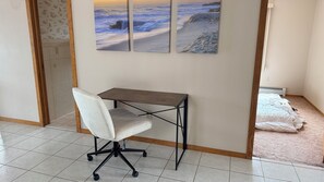 Tabla de planchar con plancha, acceso a internet y ropa de cama 