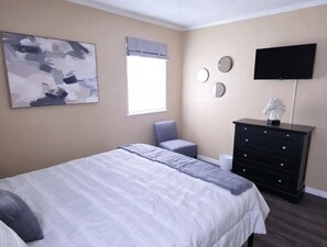 Tabla de planchar con plancha, wifi, ropa de cama
