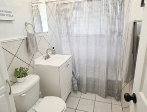 Secador de pelo, toallas, jabón y papel higiénico