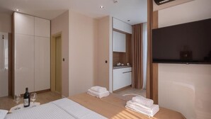 Une chambre d’hôtel équipée d’un lit, d’un minibar, d’une télévision et d’une salle de bain.