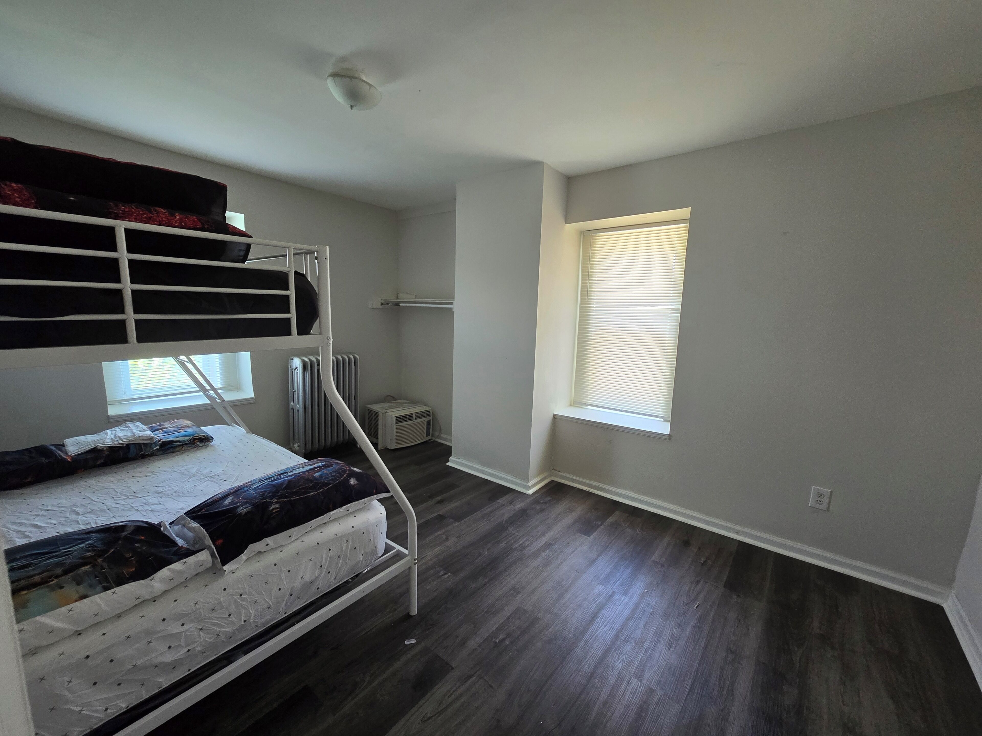 6 slaapkamers, een strijkplank/strijkijzer, wifi, beddengoed