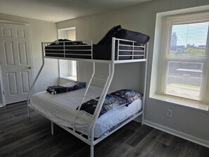 6 slaapkamers, een strijkplank/strijkijzer, wifi, beddengoed