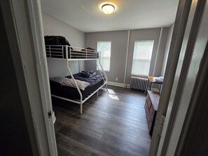6 slaapkamers, een strijkplank/strijkijzer, wifi, beddengoed