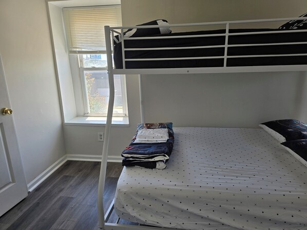 6 bedrooms, iron/ironing board, WiFi, bed sheets