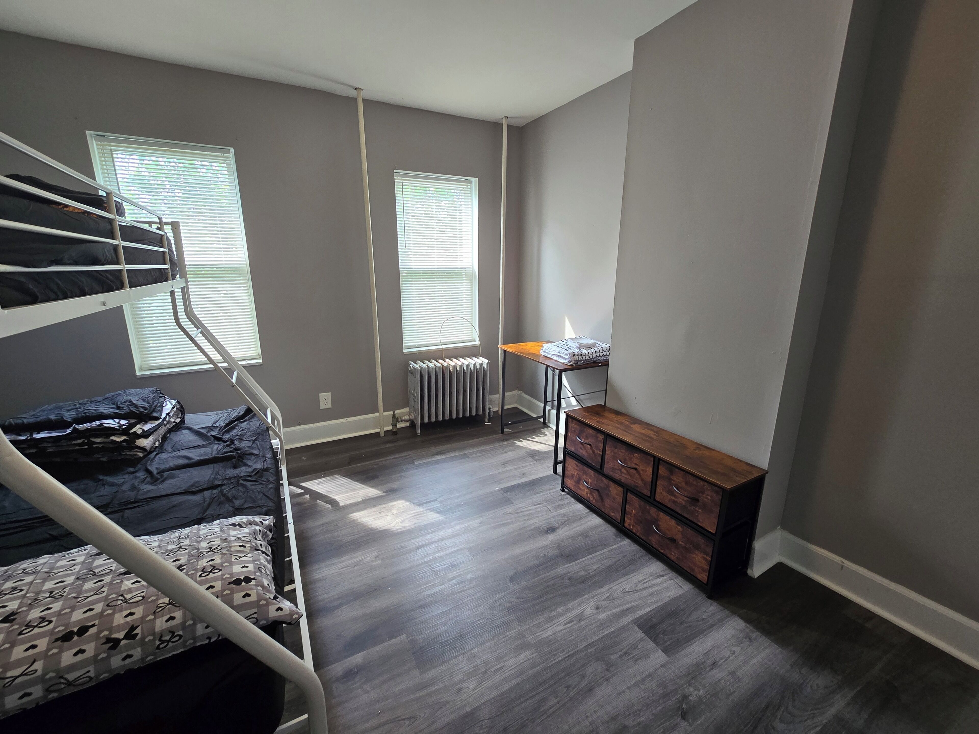 6 slaapkamers, een strijkplank/strijkijzer, wifi, beddengoed