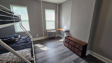 6 slaapkamers, een strijkplank/strijkijzer, wifi, beddengoed