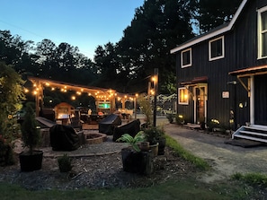 Terrace/patio - Cozy cabin in pleasant Little River perfect for a relaxing getaway. 6 min 2beach (Little River)