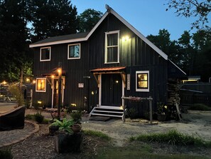 Exterior - Cozy cabin in pleasant Little River perfect for a relaxing getaway. 6 min 2beach (Little River)