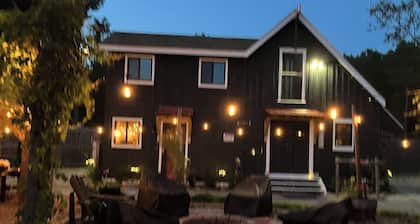 Cozy cabin in pleasant Little River perfect for a relaxing getaway. 6 min 2beach