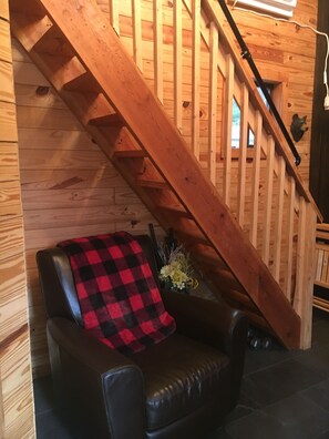Interior - Cozy cabin in pleasant Little River perfect for a relaxing getaway. 6 min 2beach (Little River)
