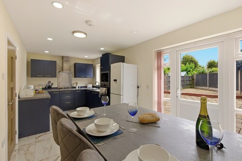 New 4BR Home in Bedworth, Driveway Parking, with Workspaces, Free WiFi, Near M6