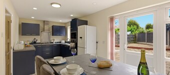 New 4BR Home in Bedworth, Driveway Parking, with Workspaces, Free WiFi, Near M6