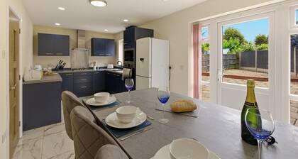 New 4BR Home in Bedworth, Driveway Parking, with Workspaces, Free WiFi, Near M6